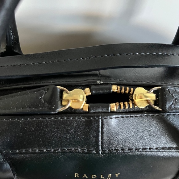 Radley London like new condition real leather black crossbody or shoulder bag - Picture 5 of 11